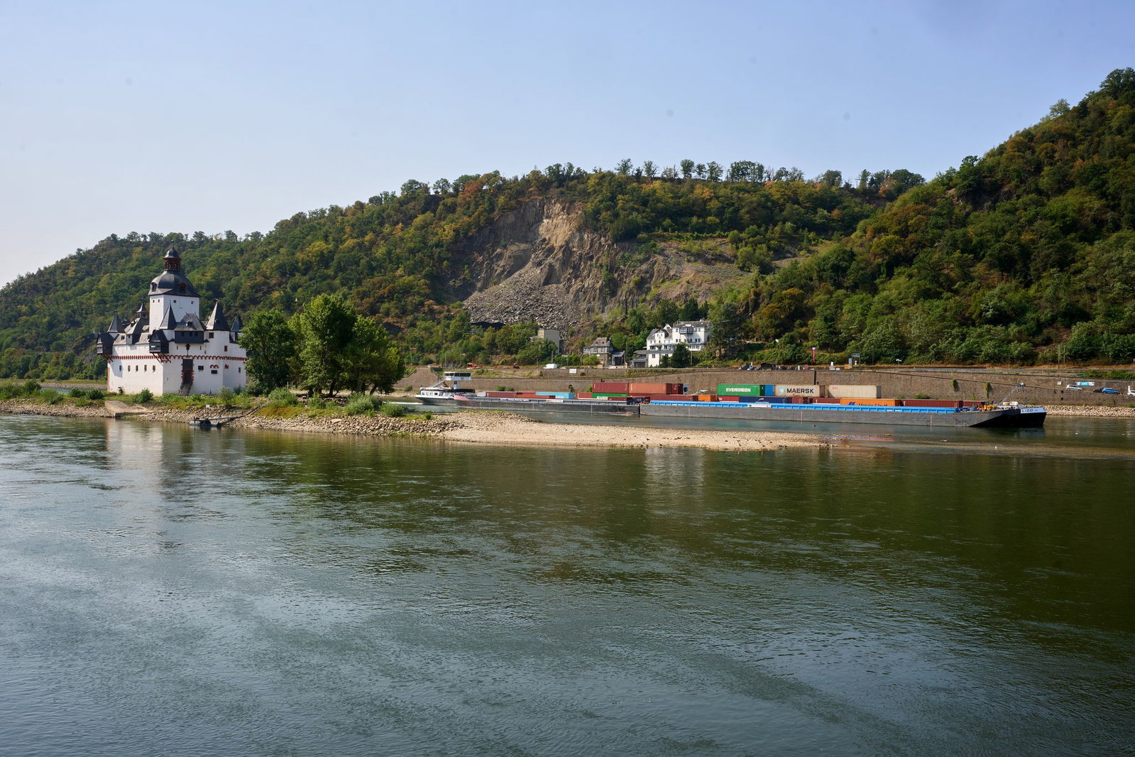 Die niedrigen Wasserstände haben Auswirkungen auf die Schifffahrt. 