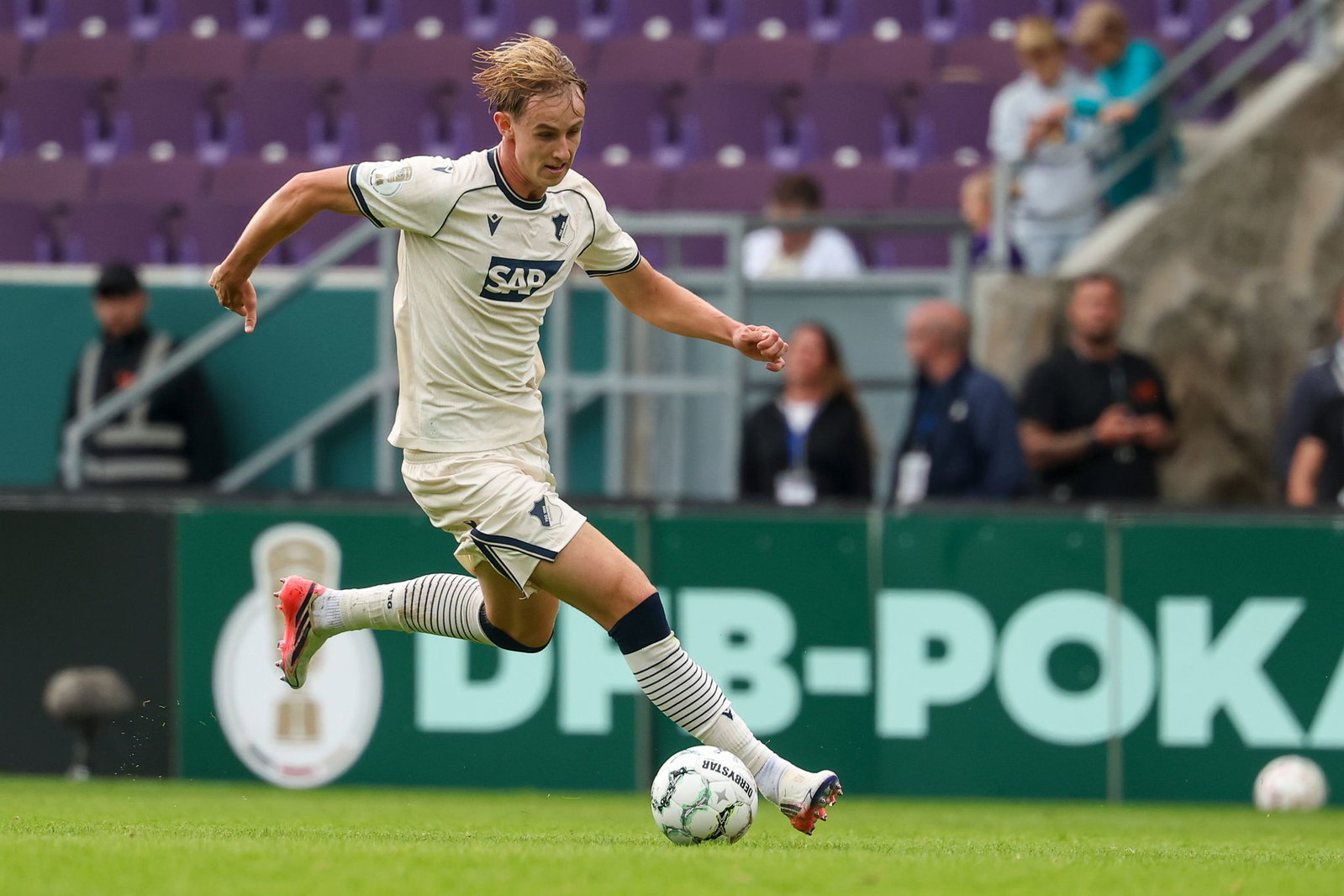 Der eingewechselte Max Moerstedt erzielt für Hoffenheim das 4:0. 