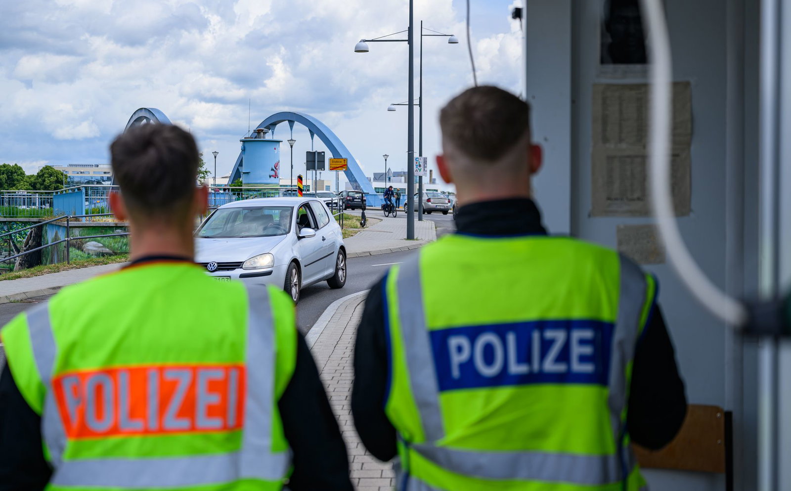 Den Ermittlungsbehörden ist ein Schlag gegen Schleuser gelungen (Symbolbild). 