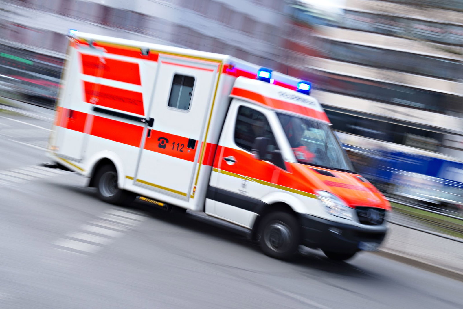 Der 26-Jährige zog sich bei dem Aufprall Verletzungen zu und wurde in ein Krankenhaus gebracht. (Symbolbild)