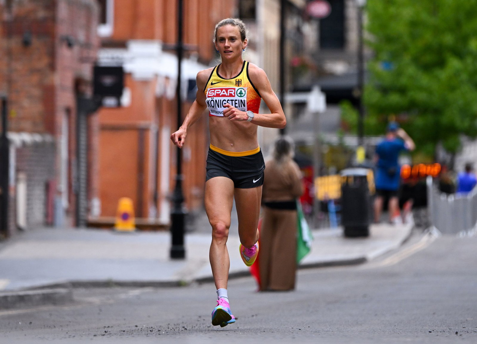 Fabienne Königstein lief anfangs vorn mit, musste im schweren EM-Marathon dann aber aufgeben.