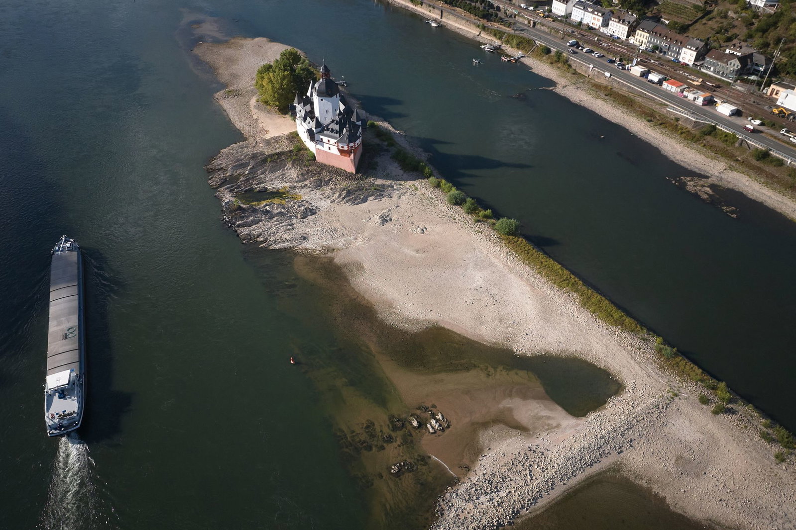 Entscheidend für die Schifffahrt ist nach Angaben der IHK Pfalz vor allem der Pegel Kaub am Mittelrhein. (Archivbild)