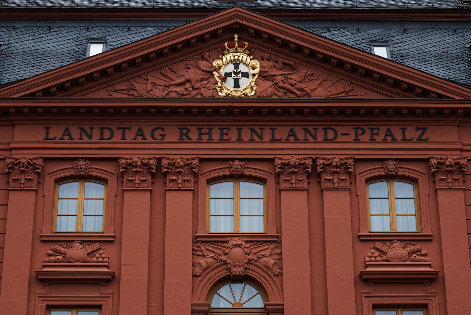 Die AfD wehrt sich gegen ein Landesgesetz, nach dem die Verfassungstreue von Mitarbeitern von Abgeordneten und Fraktionen geprüft wird. (Symbolbild)
