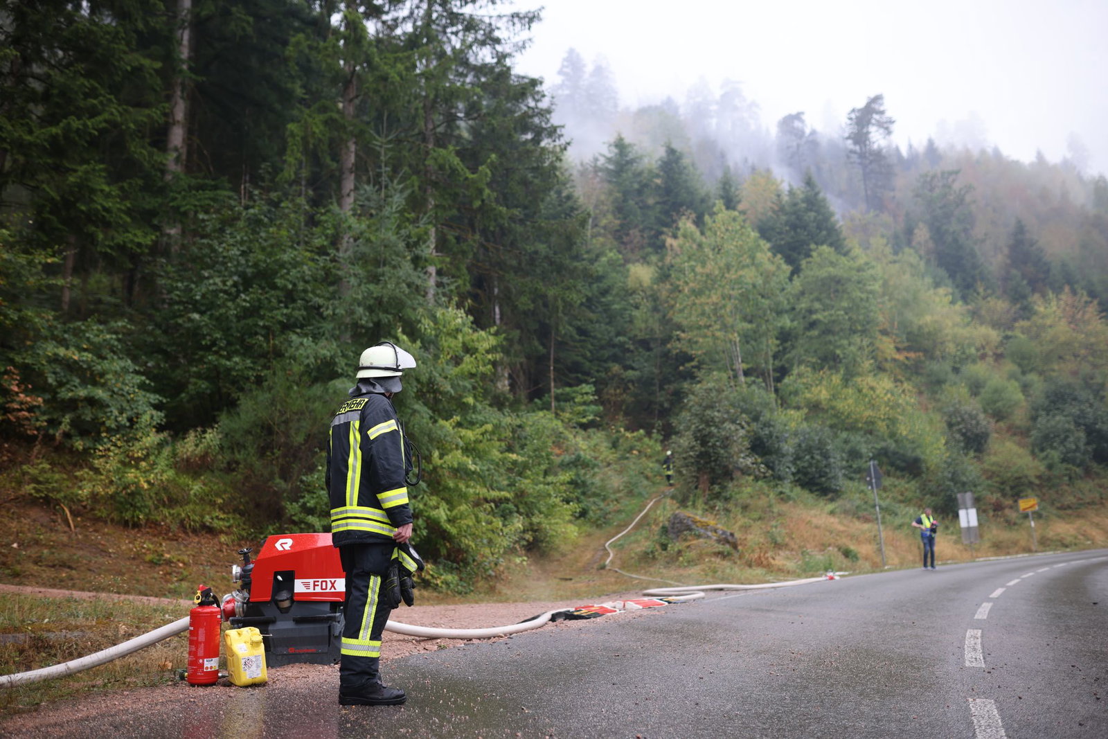 Seit dem Ausbruch am Sonntagnachmittag kämpfte die Feuerwehr fieberhaft gegen die Flammen. 