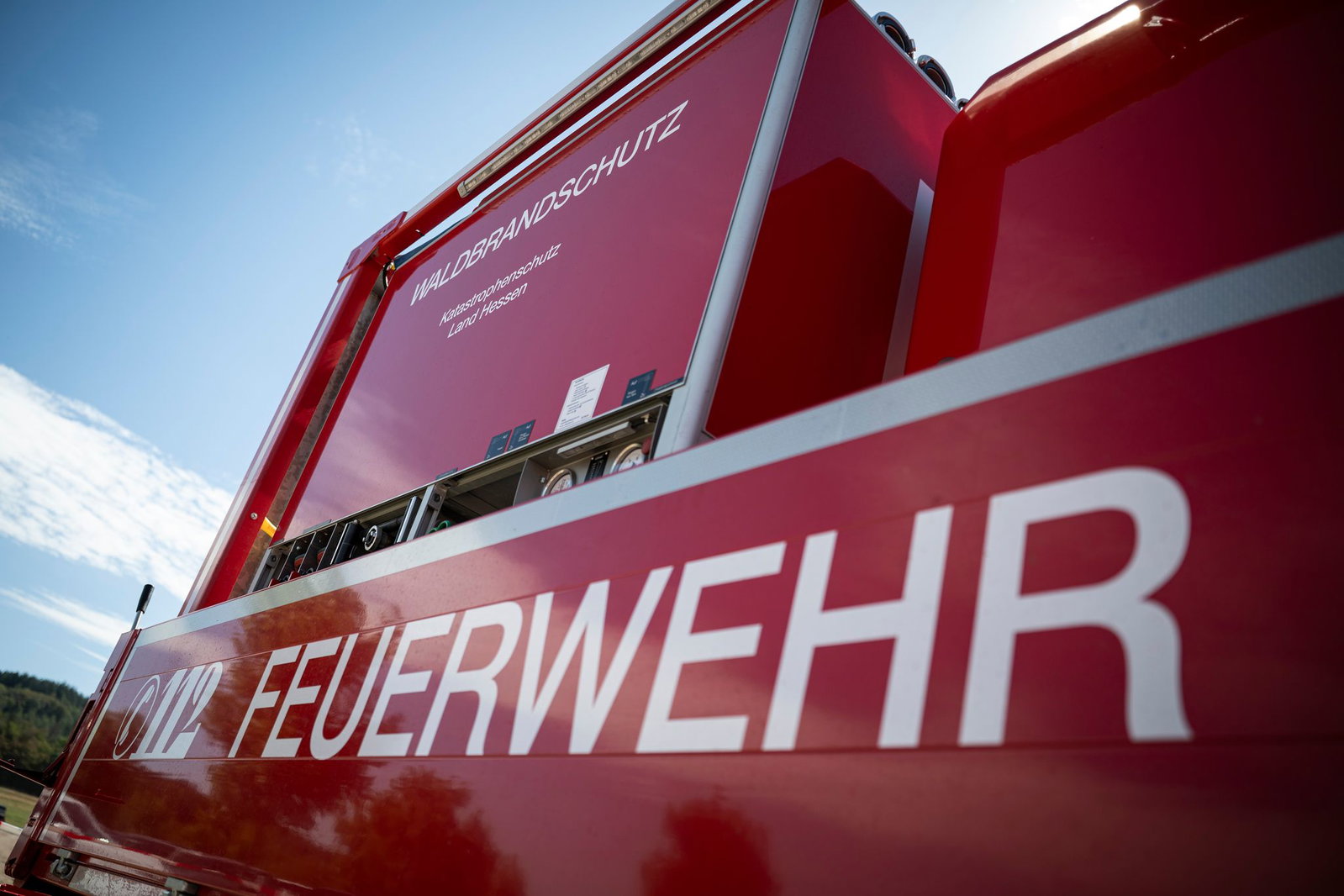 Wegn eines brennenden Lastwagens kommt es zu einer Vollsperrung auf der A6. (Symbolbild)