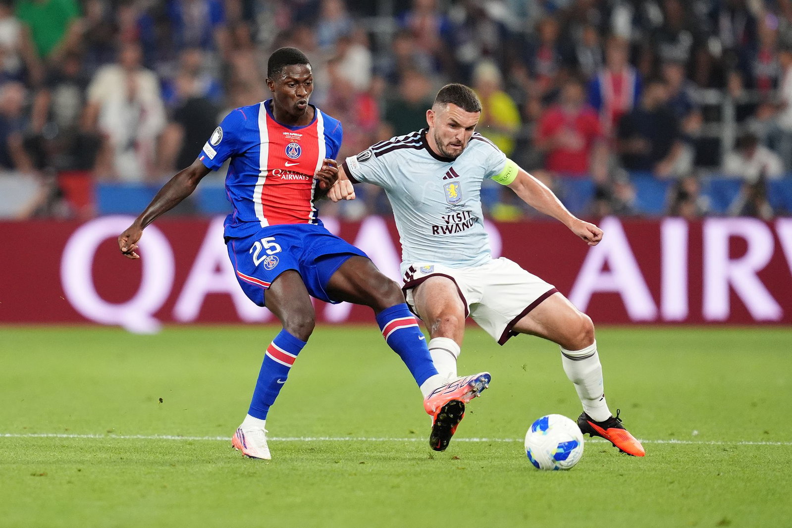 Nun Mendes von Paris Saint-Germain (links) und Aston-Villa-Profi John McGinn kämpfen um den Ball.