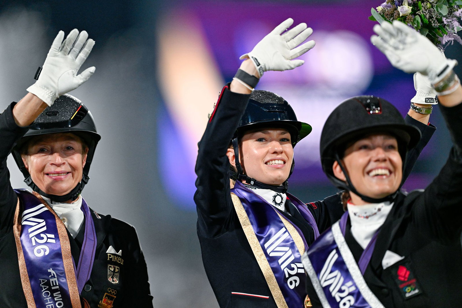 Isabell Werth feiert Bronze.
