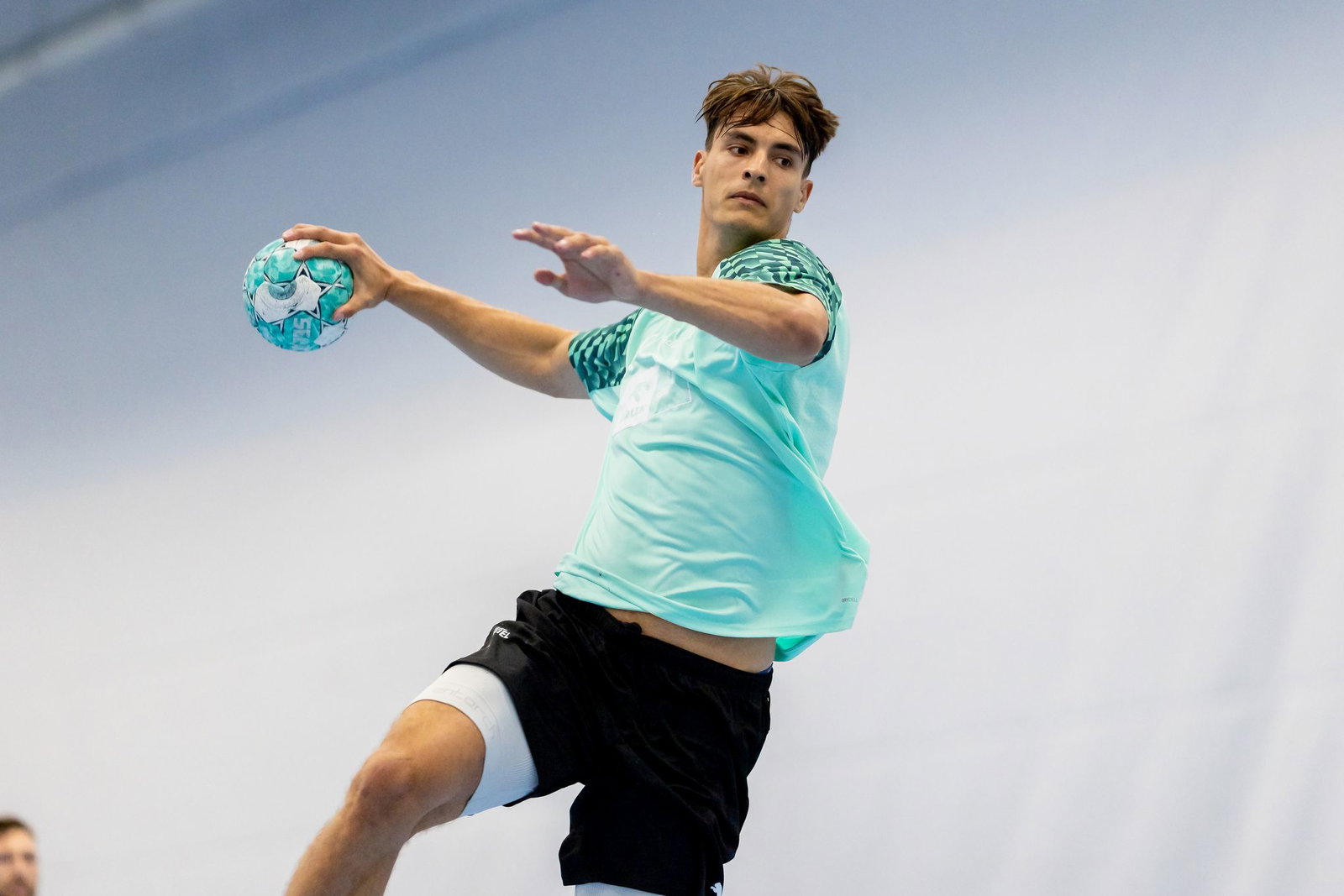 Wechselte von Gummersbach nach Kiel: Nationalspieler Julian Köster (Archivbild)