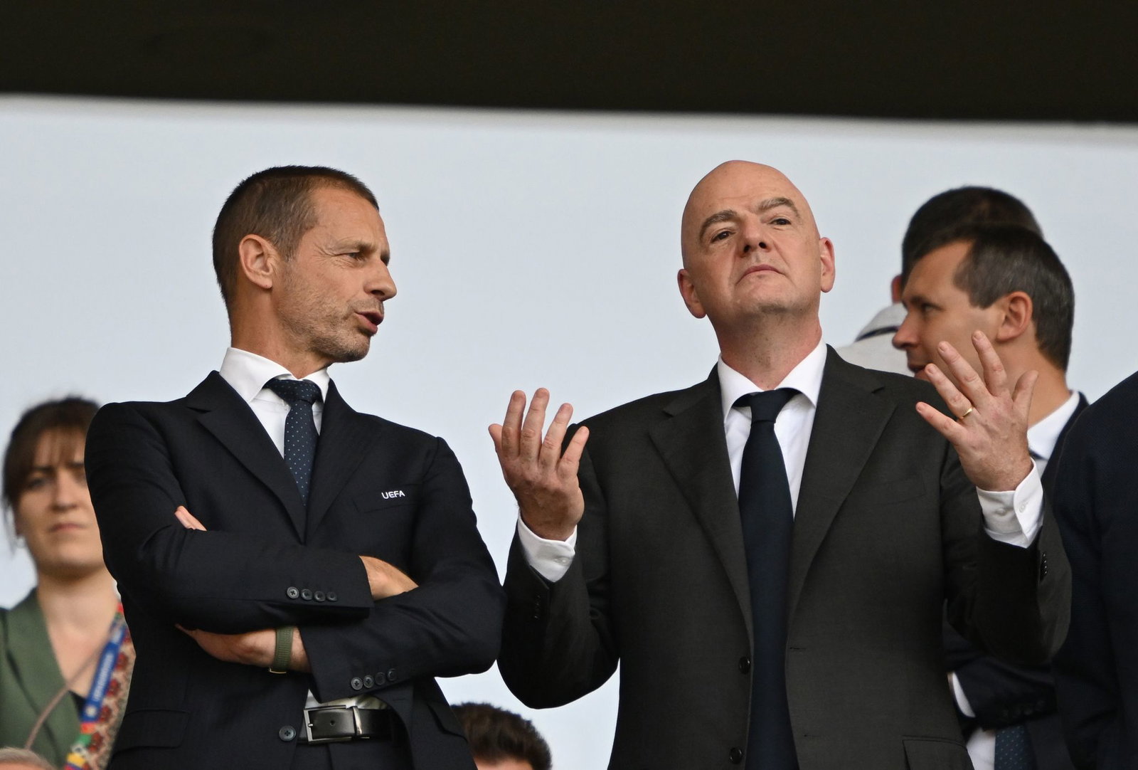 Der Machtkampf der UEFA gegen FIFA-Boss Infantino (r) geht auf juristischem Weg weiter. (Archivbild)