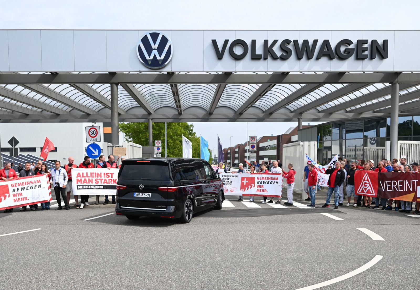 Mitarbeiter empfangen VW-Chef Blume in Zwickau. (Archivbild)