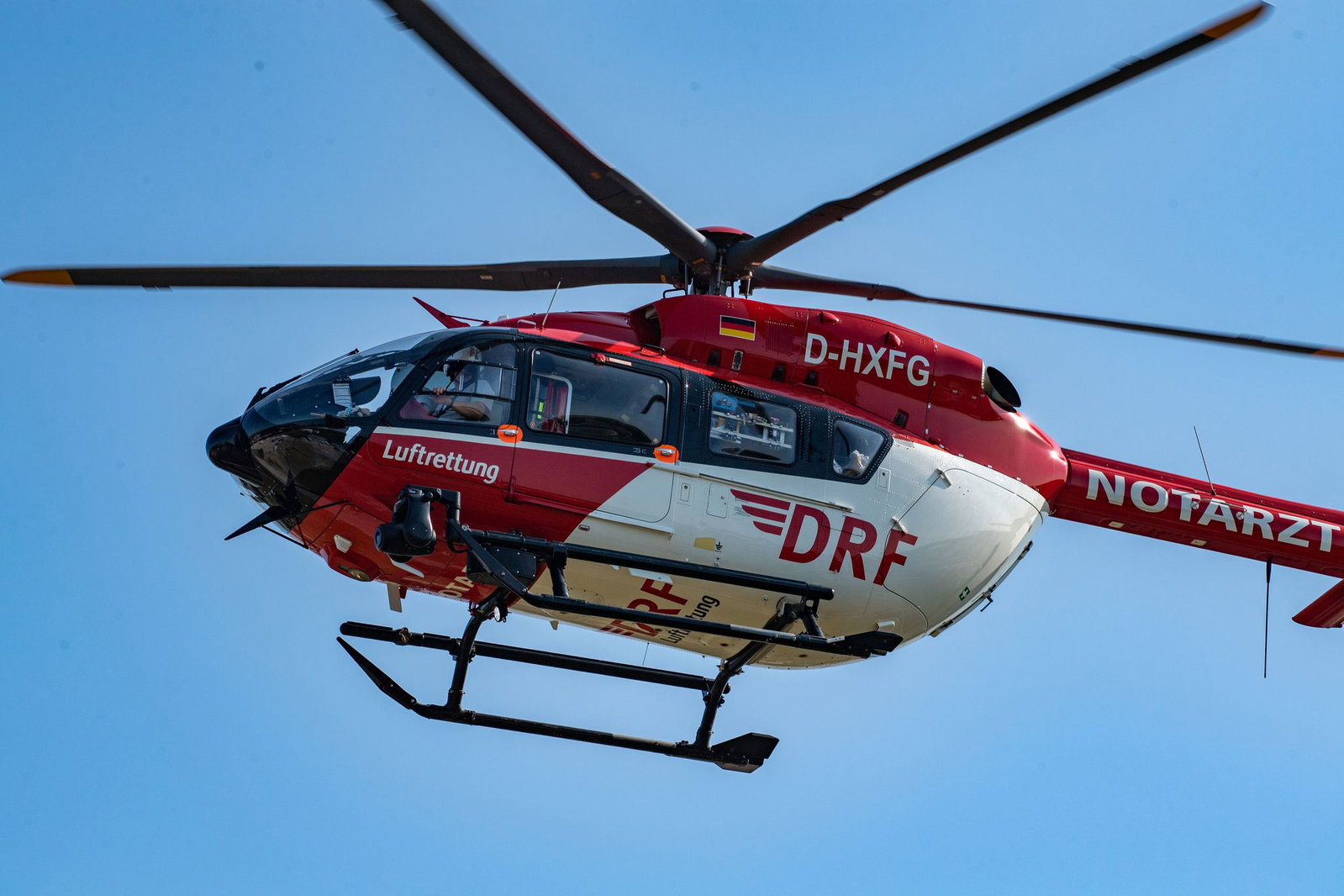 Feuerwehr können den Mann durch seine Hilferufe orten. (Symbolbild)