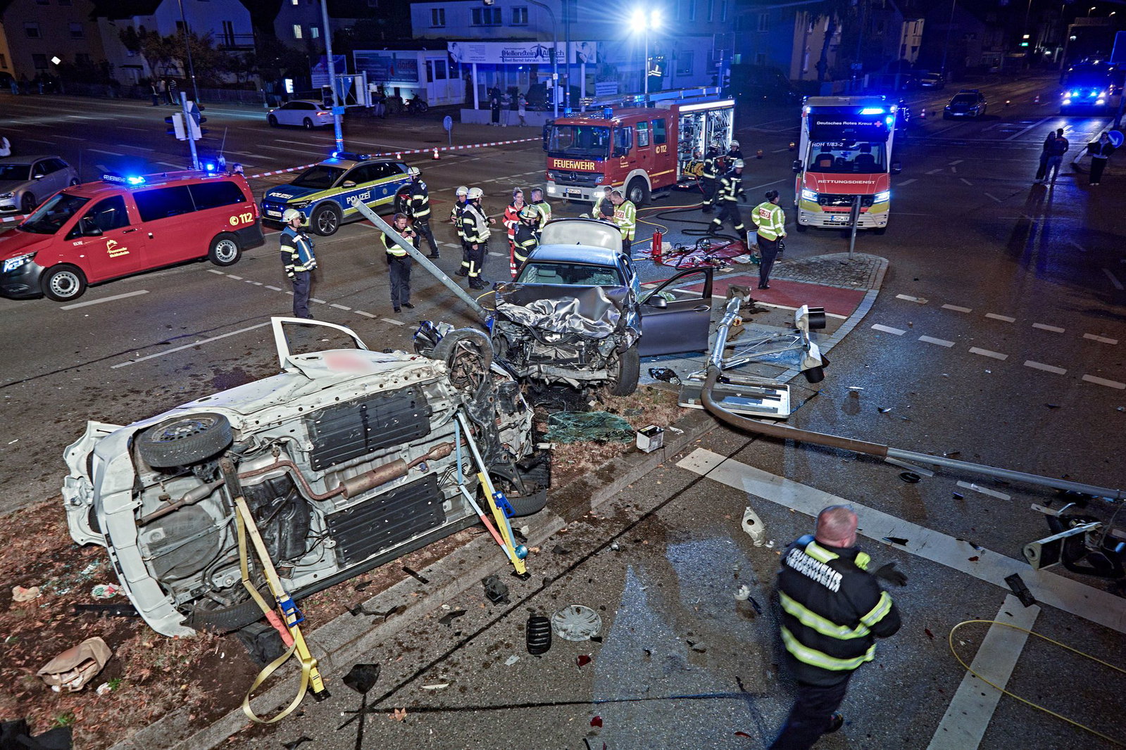 Ein Unfall im Westen Heidenheims hinterlässt ein großes Trümmerfeld. Mehrere Menschen werden verletzt.