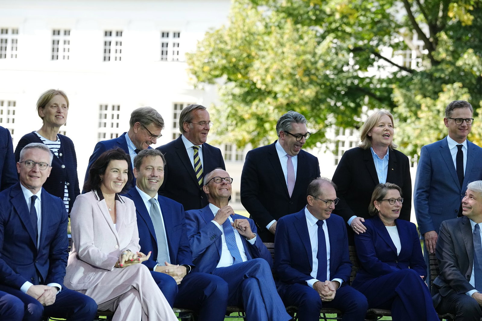 Das neu aufgestellte Kabinett demonstriert in Neuhardenberg gute Laune.