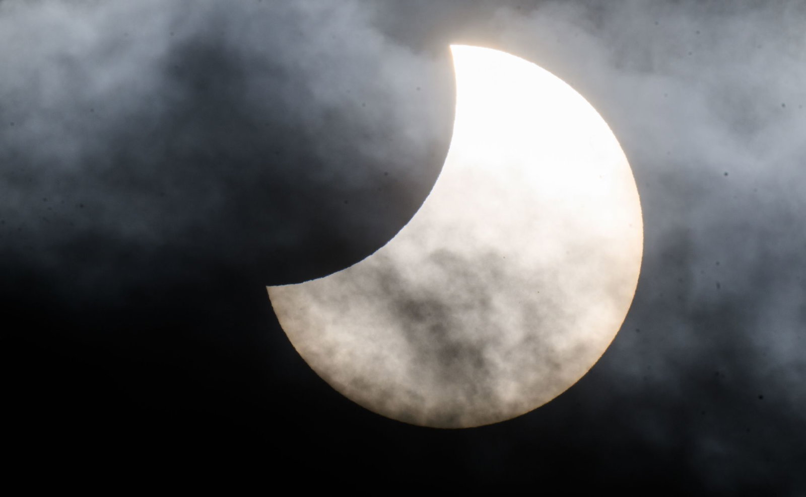 Sonnenfinsternisse entstehen, wenn sich der Mond von der Erde aus gesehen vor die Sonne schiebt. (Archivbild)
