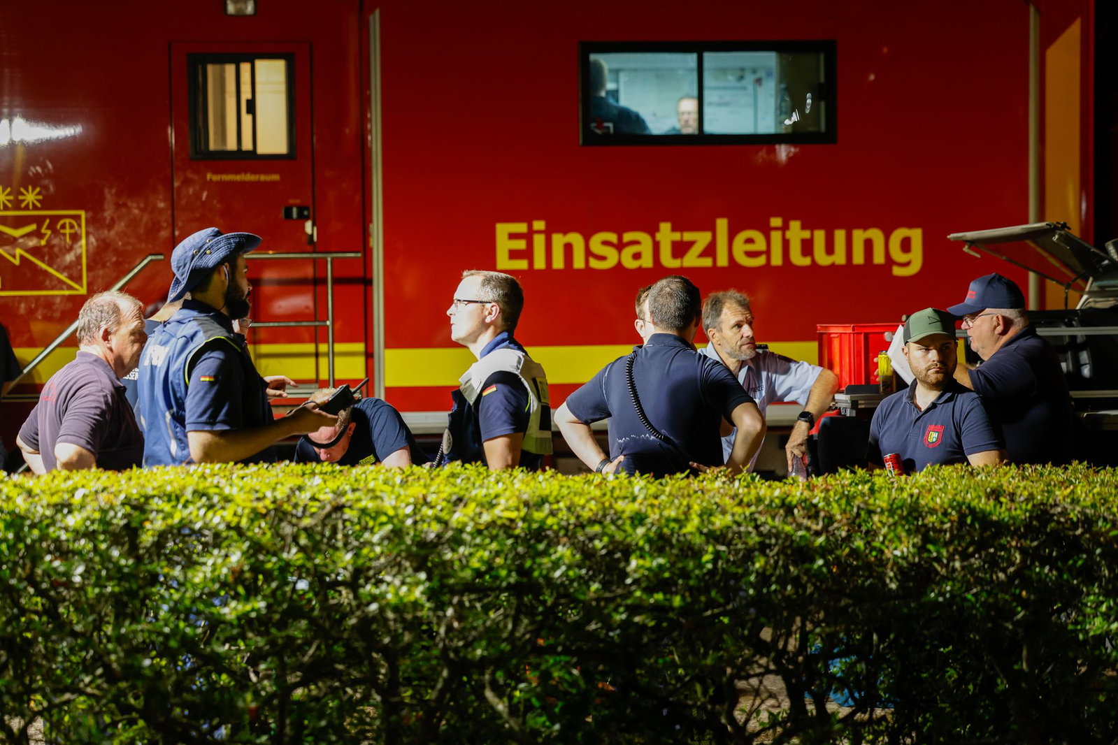 Wegen des Rauchs musste die Einsatzzentrale verlegt werden. 