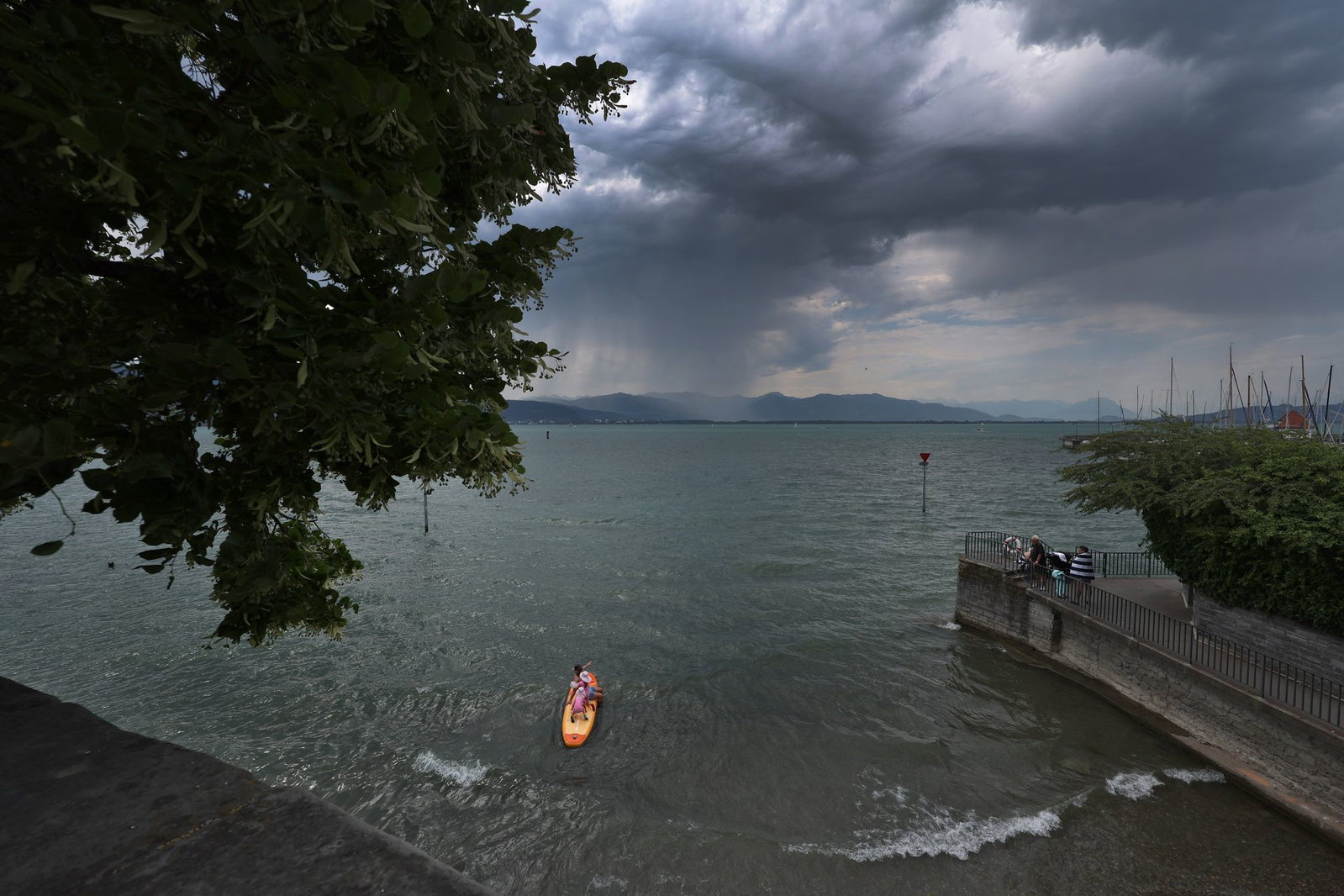 Bei stürmischem Wetter waren die ersten Menschen bereits von dem Floß ins Wasser gefallen. (Symbolbild)
