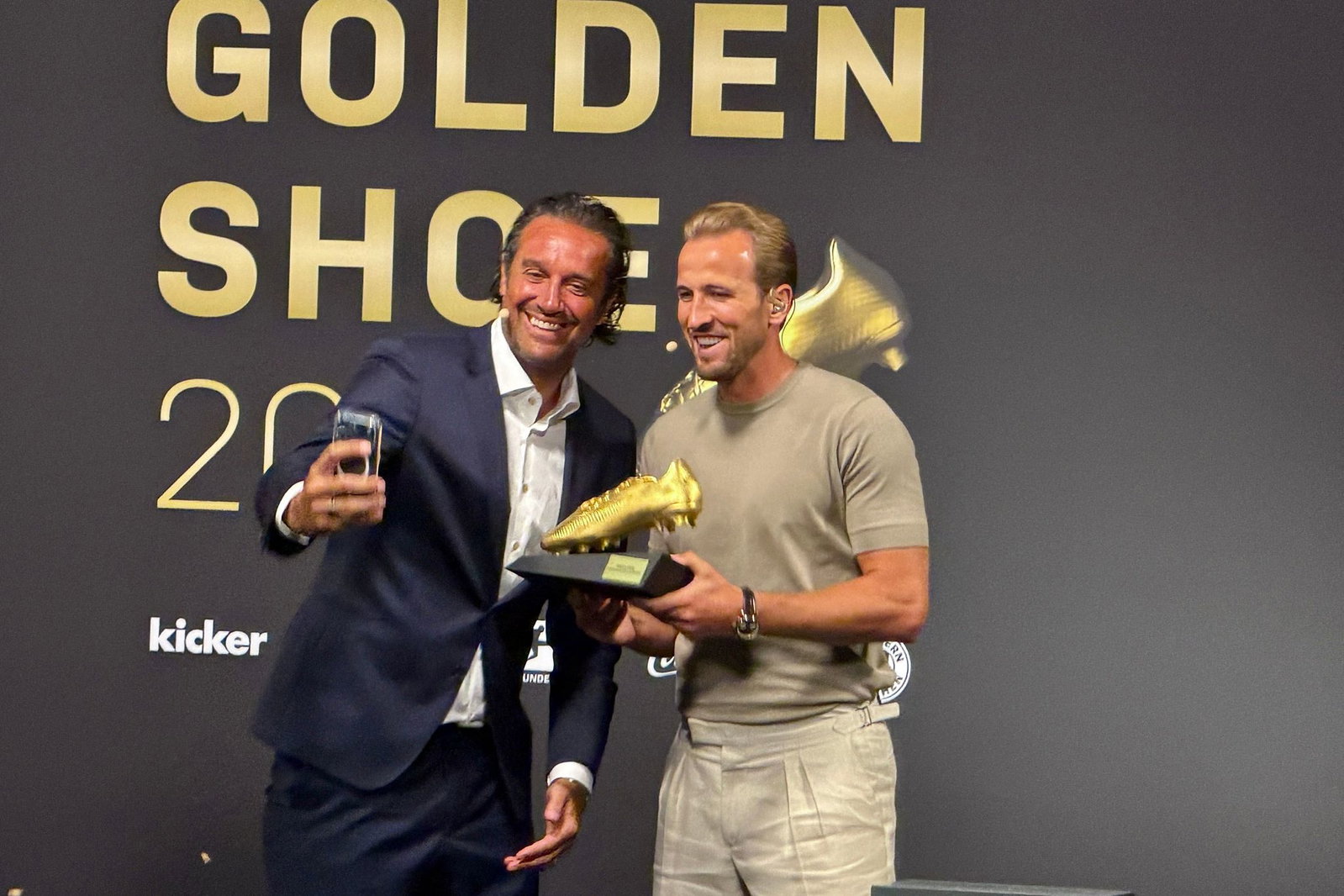 Hatten Spaß bei der Verleihung des Goldenen Schuh: Preisträger Harry Kane (rechts) und Laudator Luca Toni.