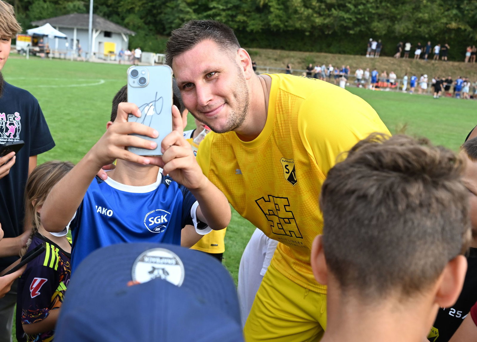 Die jungen Fans rannten direkt nach dem Schlusspfiff zu Süle.