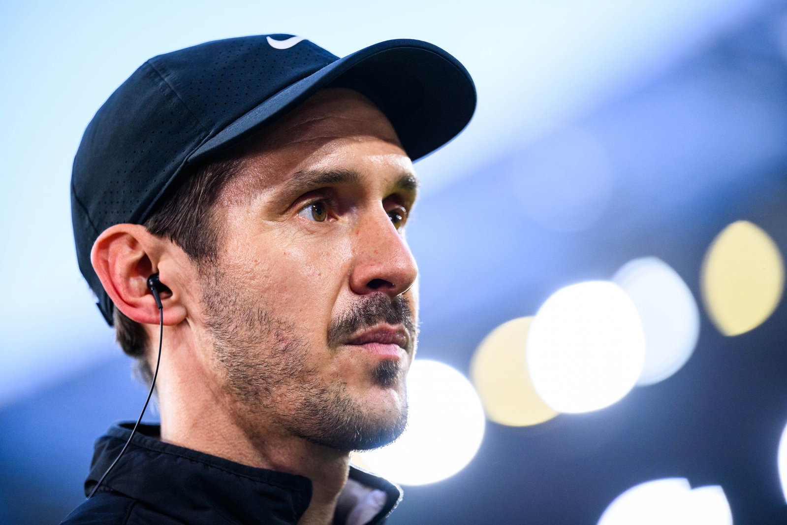 Pflichtspiel-Auftakt in Schottland: SC-Coach Julian Schuster will die Conference-League-Quali überstehen. (Archivbild)