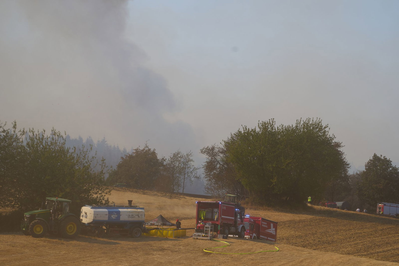 Auch in Rheinland-Pfalz kämpfen Einsatzkräfte gegen einen größeren Wald- und Wiesenbrand an.