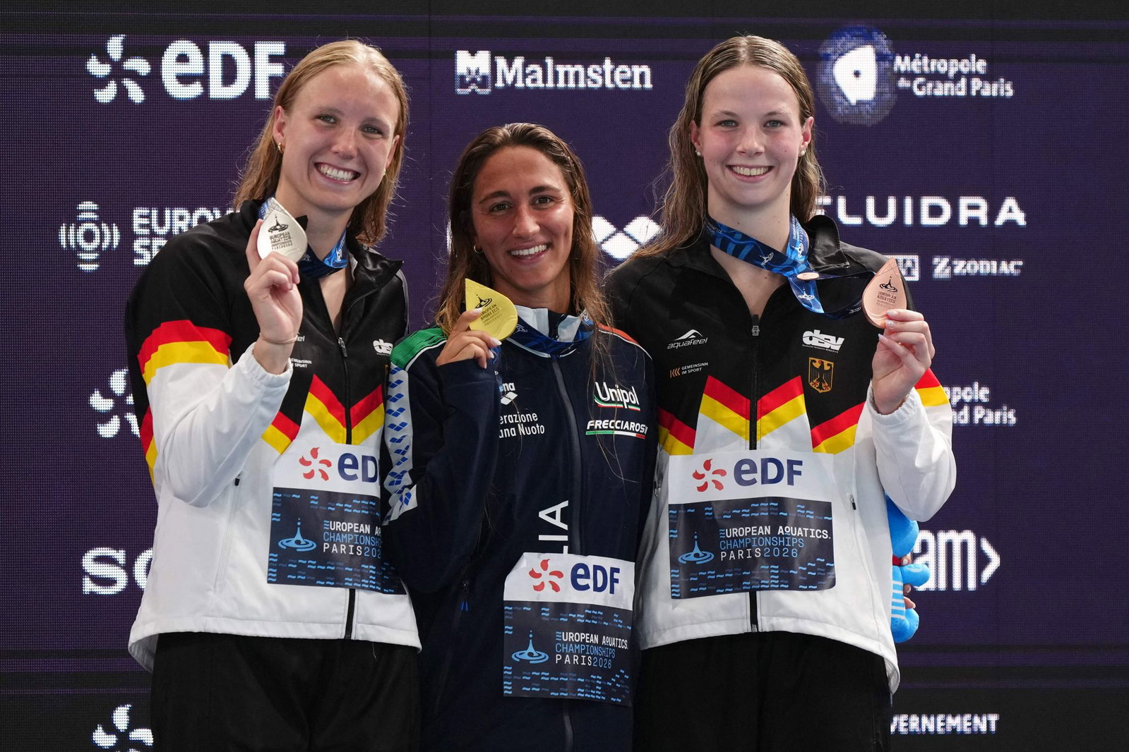 Freude mit Edelmetall: Isabel Gose (l) und Maya Werner (r) bei der Siegerehrung.