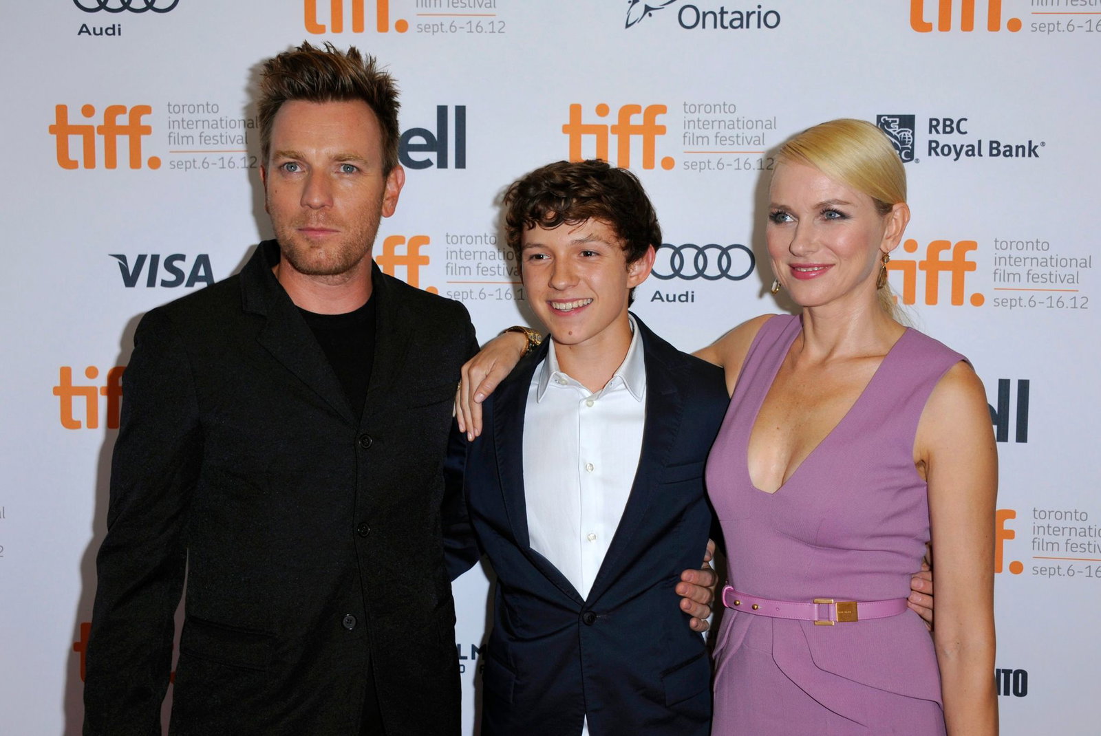 Tom Holland (Mitte) und Naomi Watts (rechts) spielten 2012 Sohn und Mutter. (Archivbild)