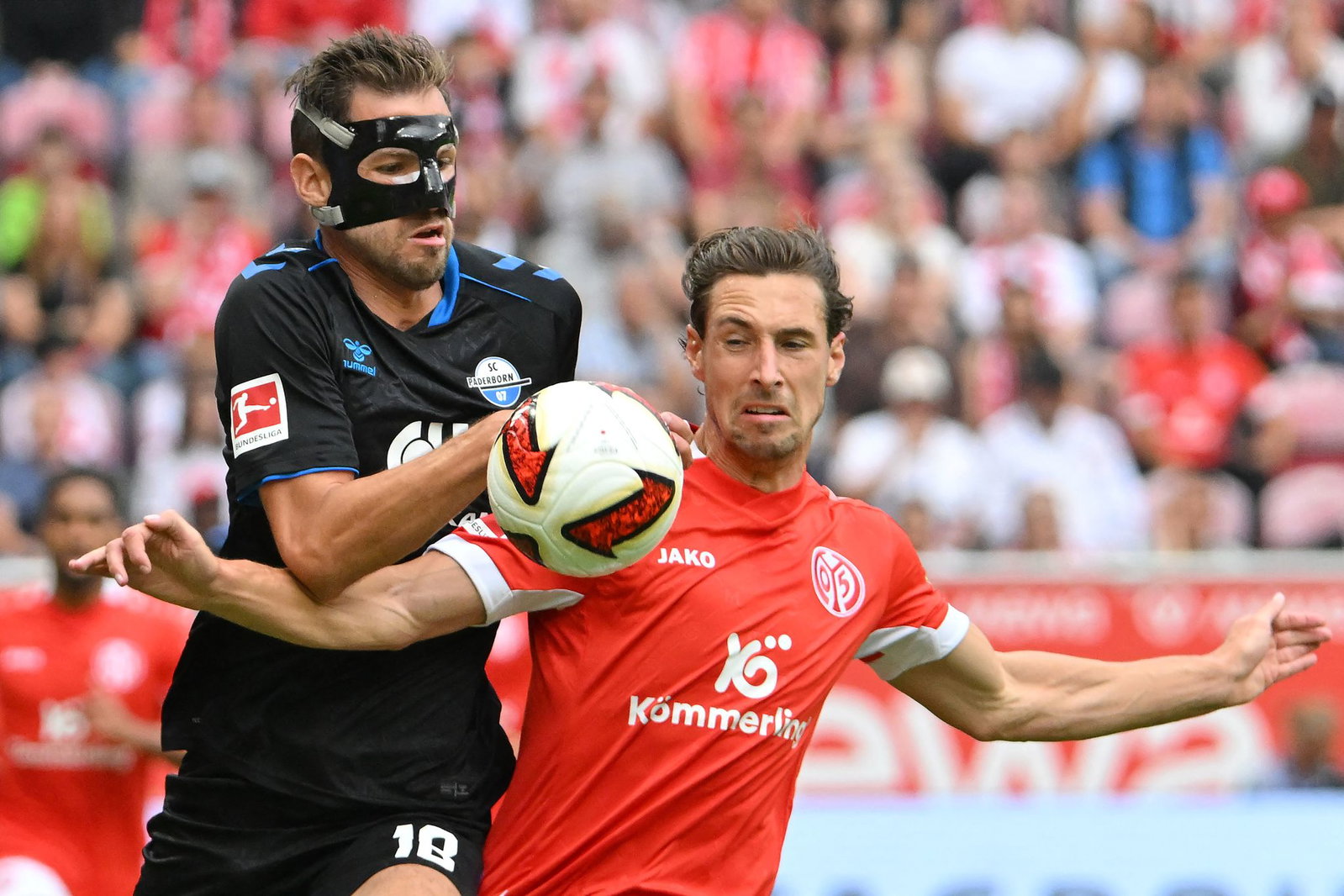 Paderborns Pieringer und Kohr von Mainz 05 lieferten sich ein umkämpftes Duell.