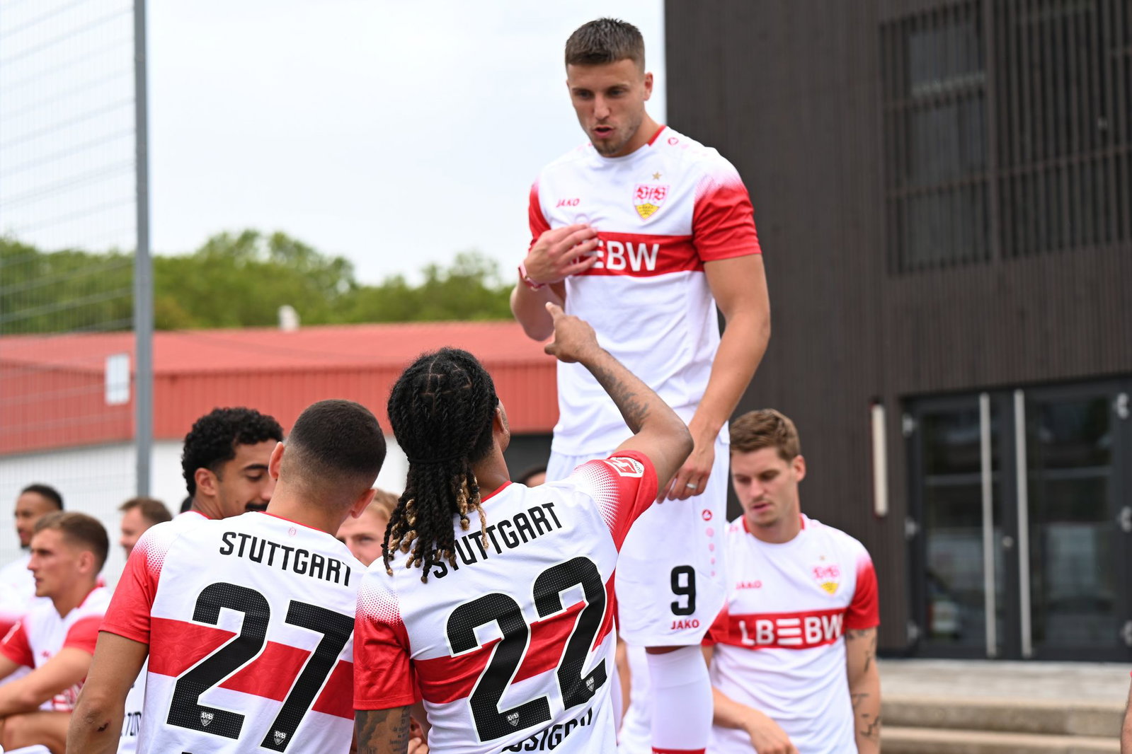 Trägt er weiter das Trikot mit dem Brustring? Galatasaray Istanbul buhlt um VfB-Stürmer Ermedin Demirovic (oben). (Archivbild)