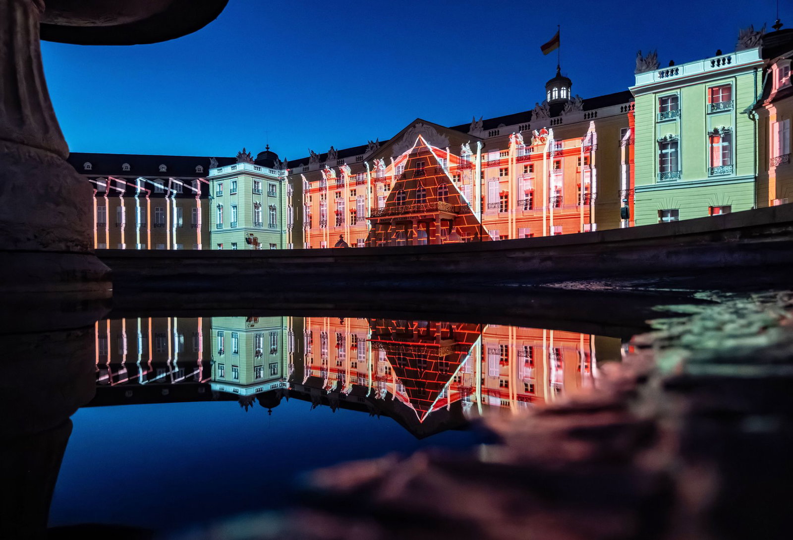 Die Projektion «Metabolism» von Metanoia ist während einer Probe für die Schlosslichtspiele zu sehen. Die Lichtschau läuft vom 13. August bis zum 13. September.