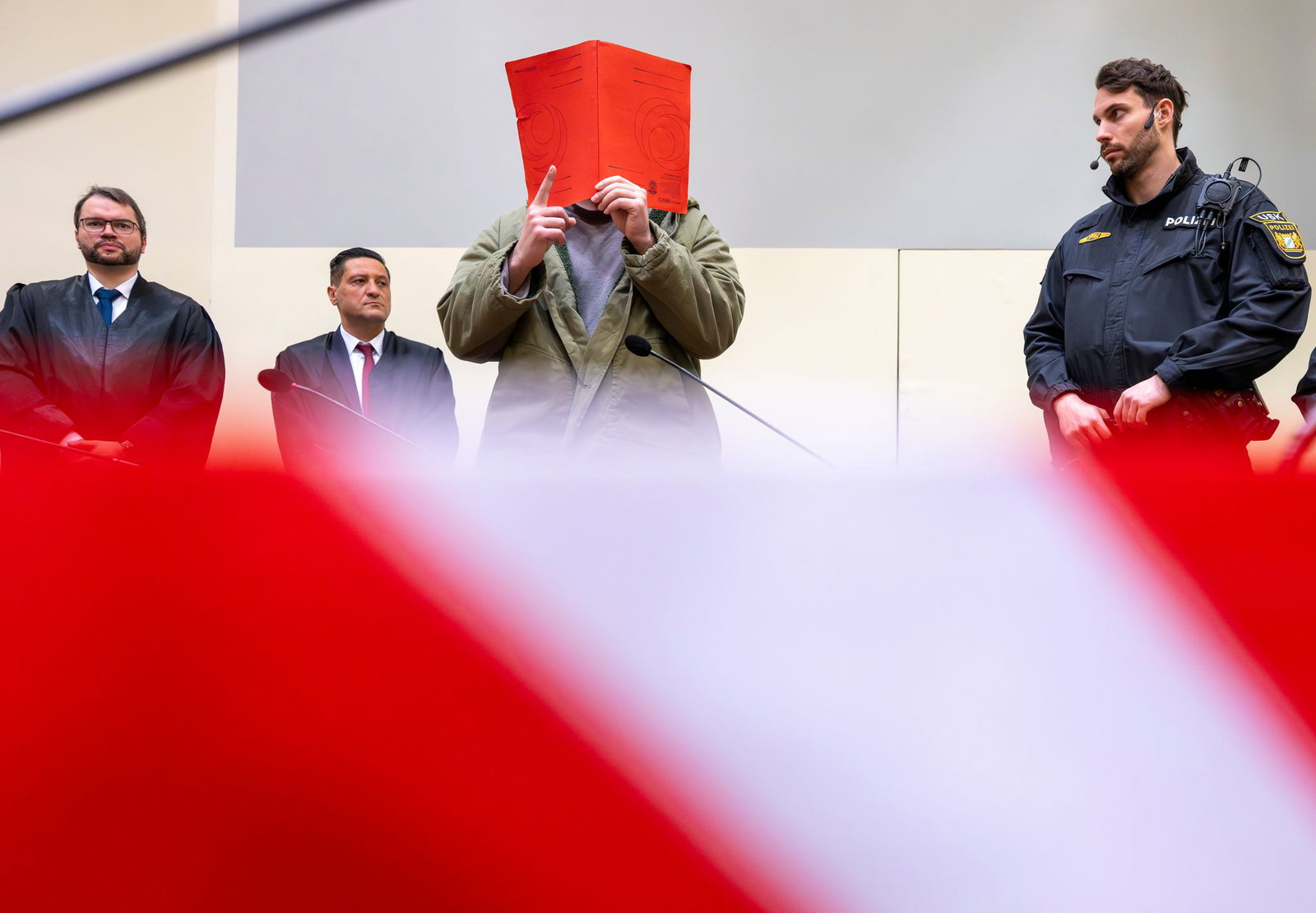 Zu Prozessbeginn reckte er den Zeigefinger hoch – eine unter Muslimen verbreitete religiöse Geste, die aber auch als Erkennungszeichen unter Islamisten gilt. (Archivbild)