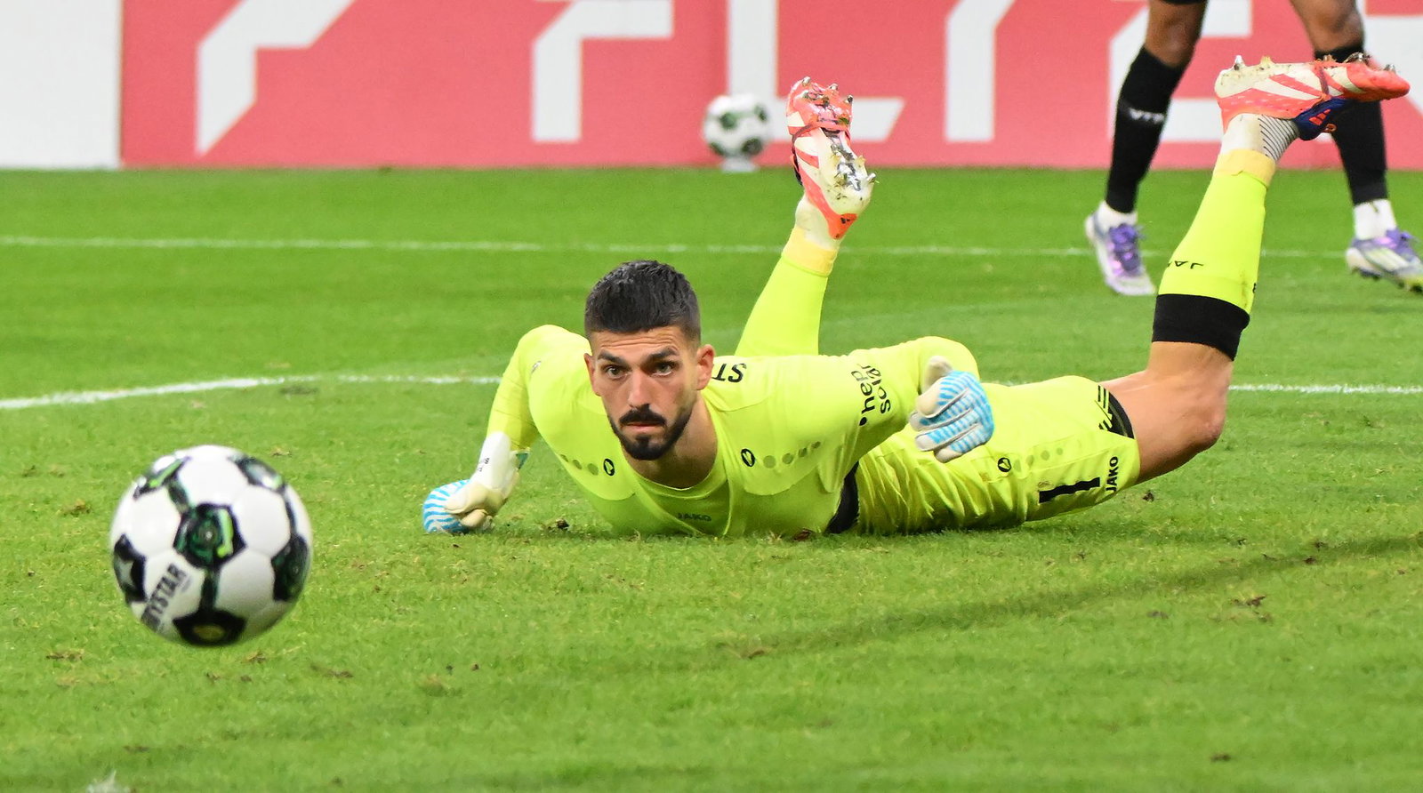 VfB-Torwart Fabian Bredlow will seine Chance in Rostock möglichst ohne Gegentor nutzen.