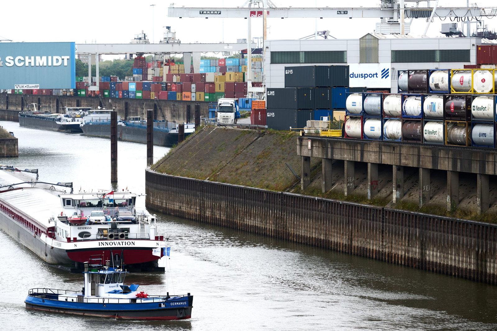 Niedrigwasser am Hafen: Die Kaimauer liegt meterhoch im Trockenen