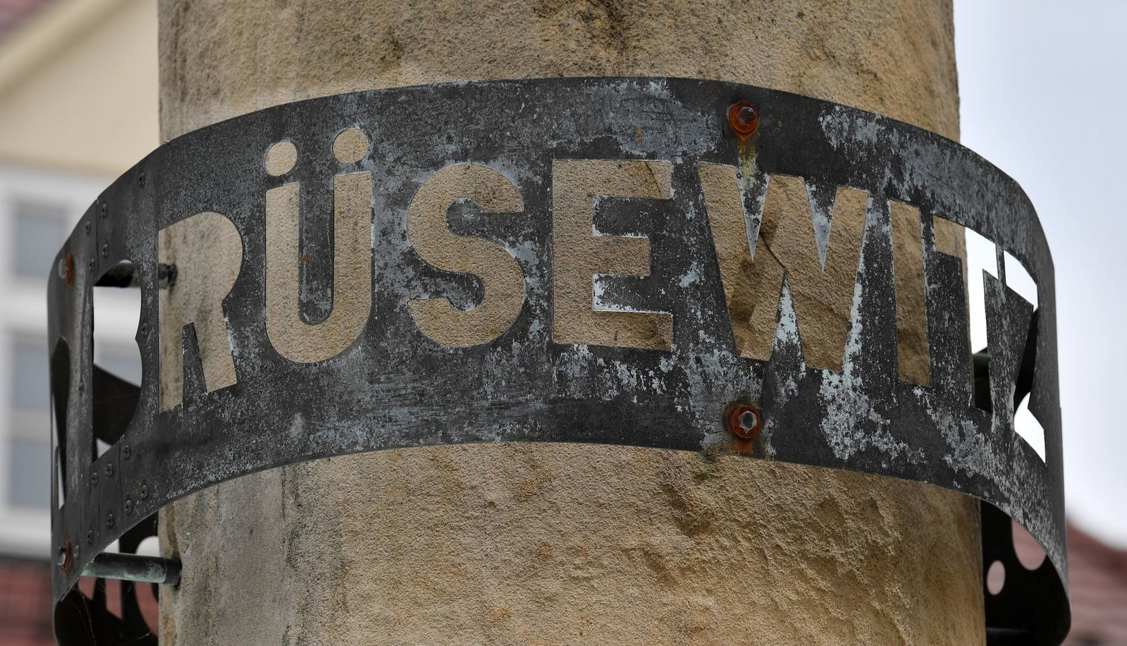 In Zeitz erinnert eine Stele an Brüsewitz. (Archivbild)