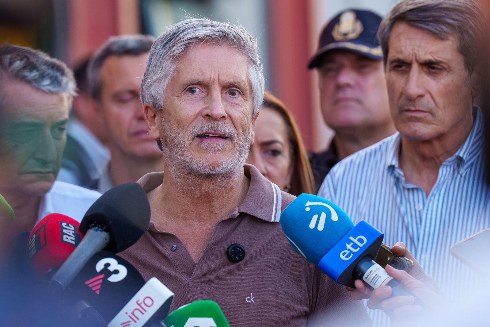Spaniens Innenminister Fernando Grande-Marlaska (Mitte) hat Frontex um Hilfe bei der Registrierung Tausender Migranten in Spaniens Nordafrika-Exklave Ceuta gebeten. (Archivbild)