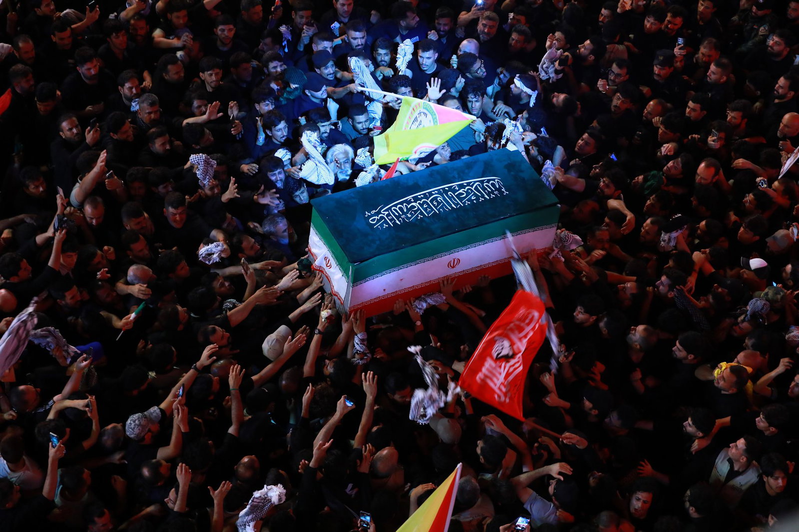 Trauernde tragen den Sarg des iranischen Obersten Führers Ajatollah Ali Chamenei während seines Trauerzuges in Karbala.