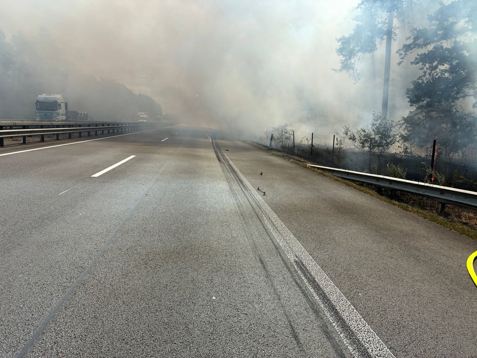 Die Löscharbeiten in dem Waldstücken neben der Autobahn laufen derweil. 