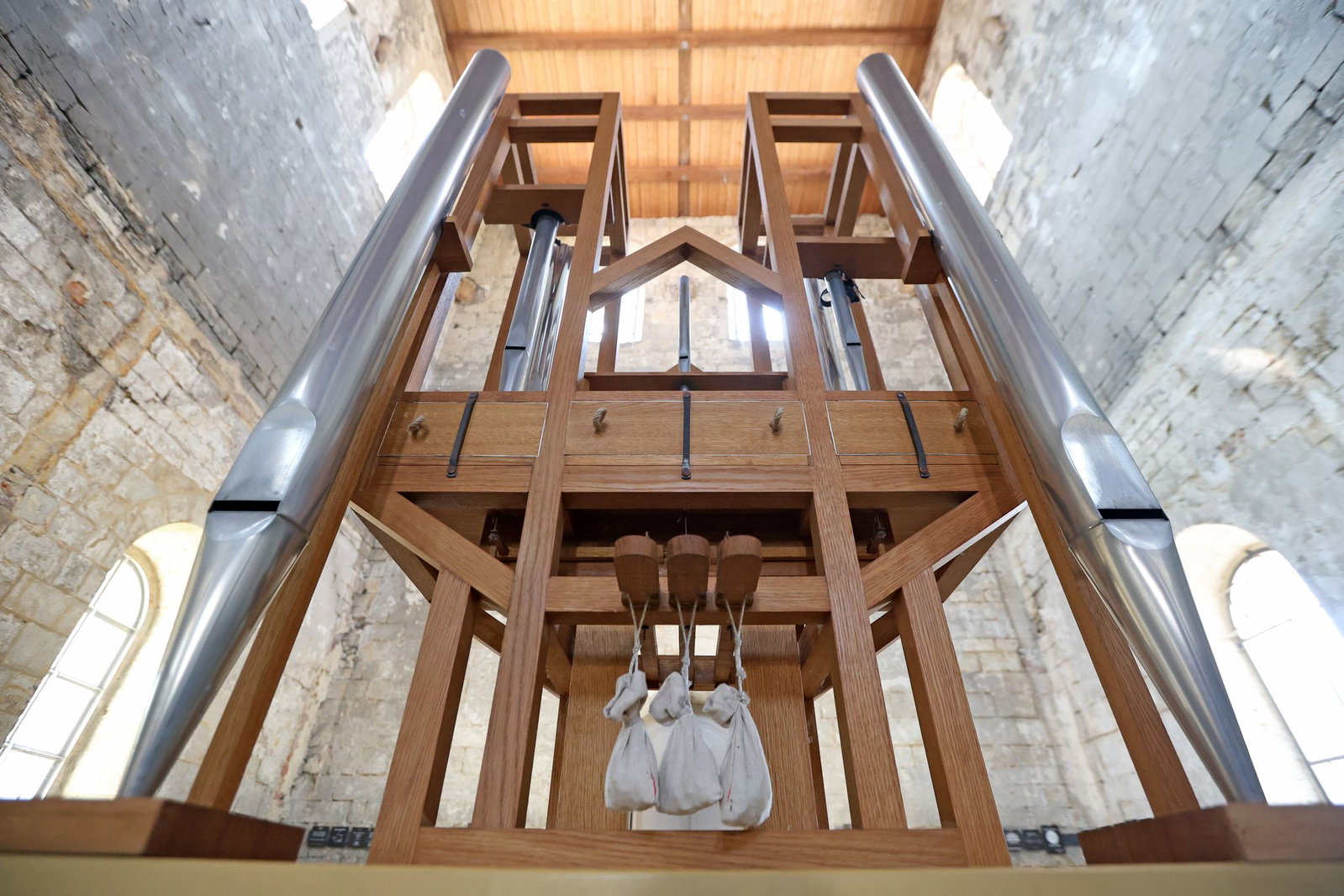 Blick auf die Orgel, die ohne Organisten auskommt.