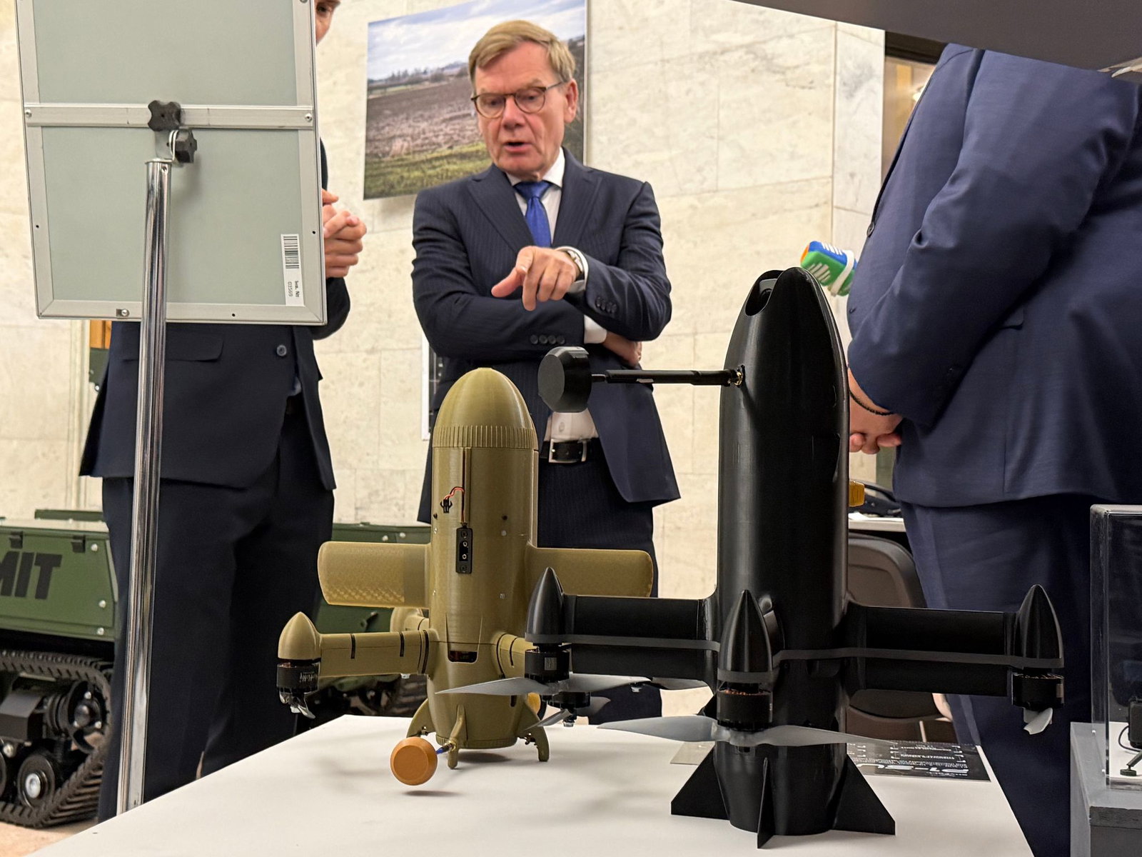 Im Außenministerium wurden Wadephul Waffen aus ukrainischer Produktion gezeigt. 