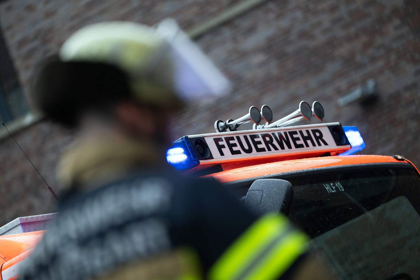 Feuerwehrleute löschen die Flammen im Büro des Kindergartens. (Symbolbild)