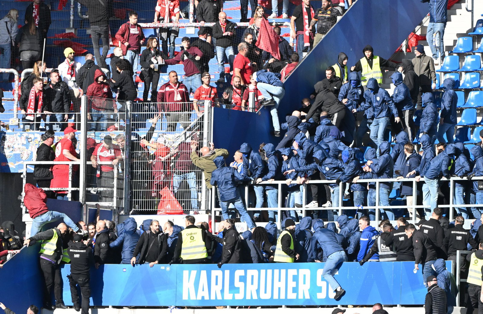Beim Hinspiel in der vergangenen Saison kamen sich die aktiven Fanszenen zu nah. (Archivbild)
