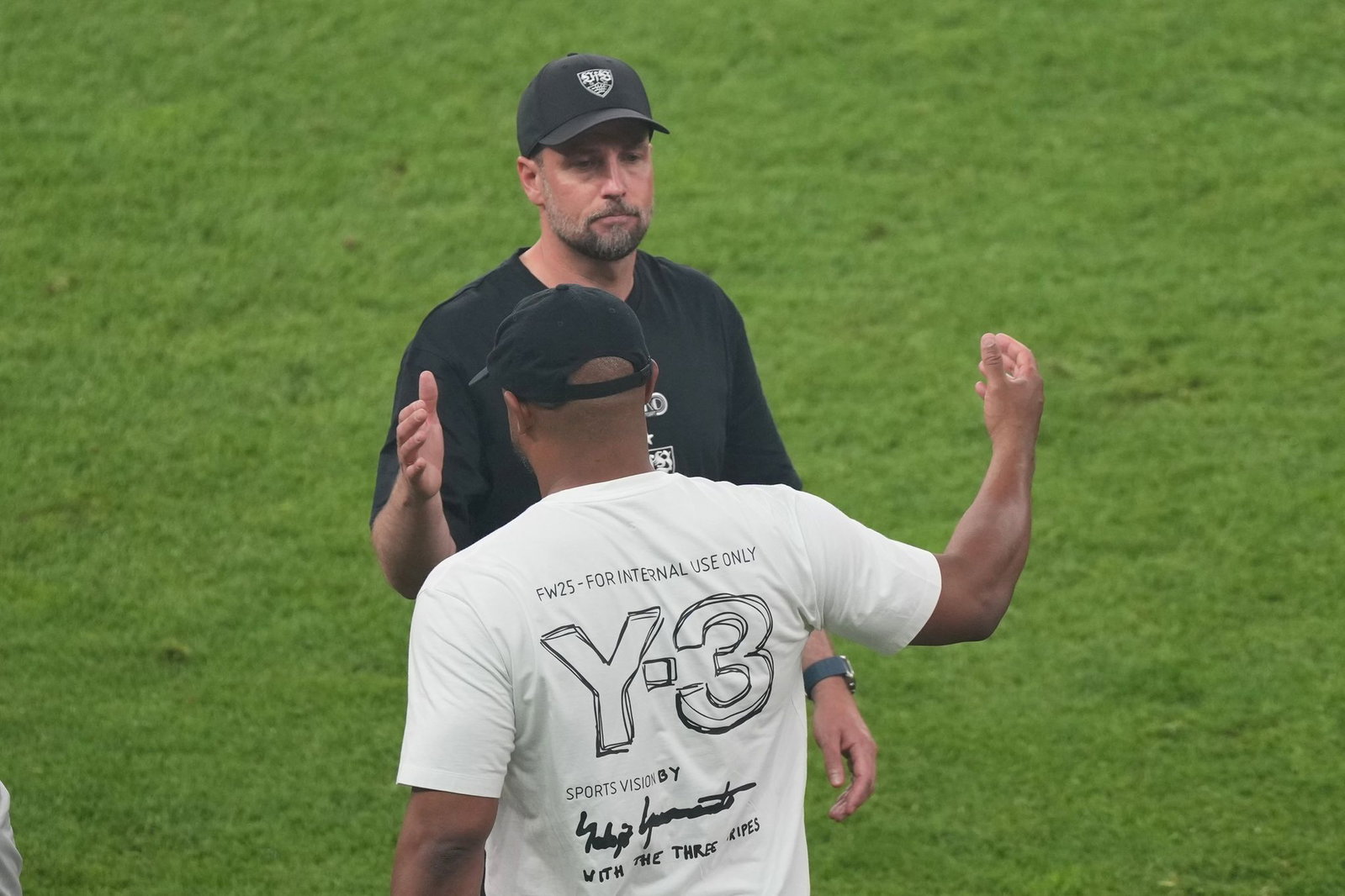 Neue Saison, altes Duell: Bayern-Trainer Kompany (vorne) und Stuttgarts Coach Hoeneß stehen sich mit ihren Teams zum Start der 64. Bundesliga-Saison gegenüber. (Archivbild)  