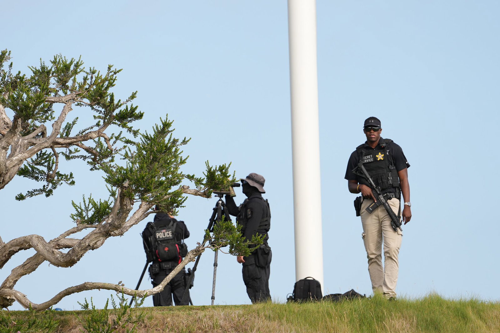 Beamte des Secret Service, der für die Sicherheit des Präsidenten zuständig ist, sichern den Trump National Golf Club im Großraum Los Angeles.