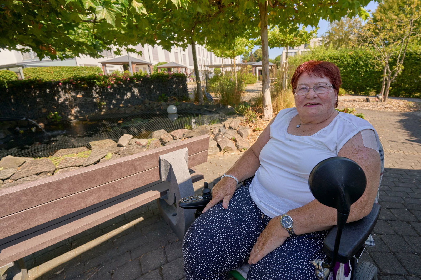 Bei Hitze hält sich Brunhilde Panthel meist drinnen auf, ihr Lieblingsplatz ist jedoch in der Außenanlage der Einrichtung am Teich. 