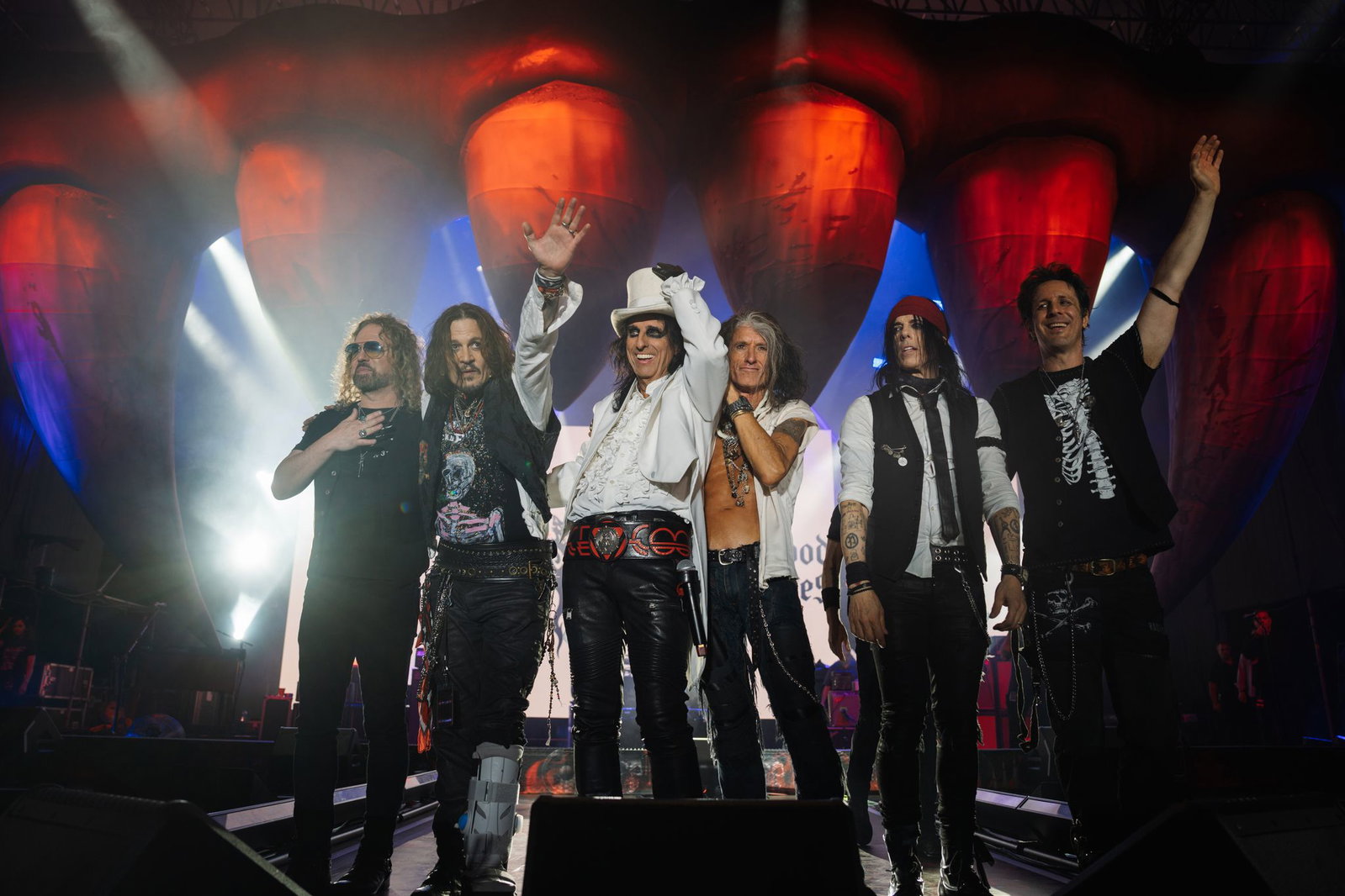 Seit 2012 sind Schauspieler und Gitarrist Johnny Depp (2.v.l.) und Rocklegende Alice Cooper (3.v.l.) Bandkollegen bei den Hollywood Vampires.