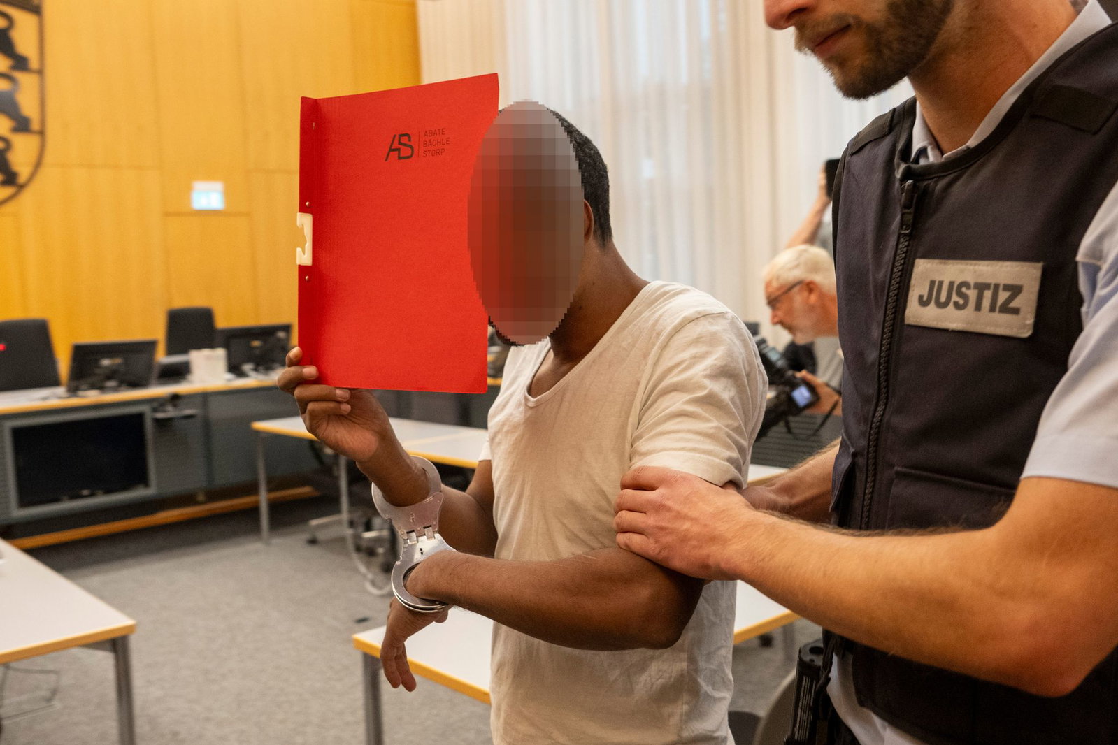 Der Angeklagte hatte den Angestellten eines Elektrofachmarktes aus dem Nichts heraus angegriffen. (Archivfoto)