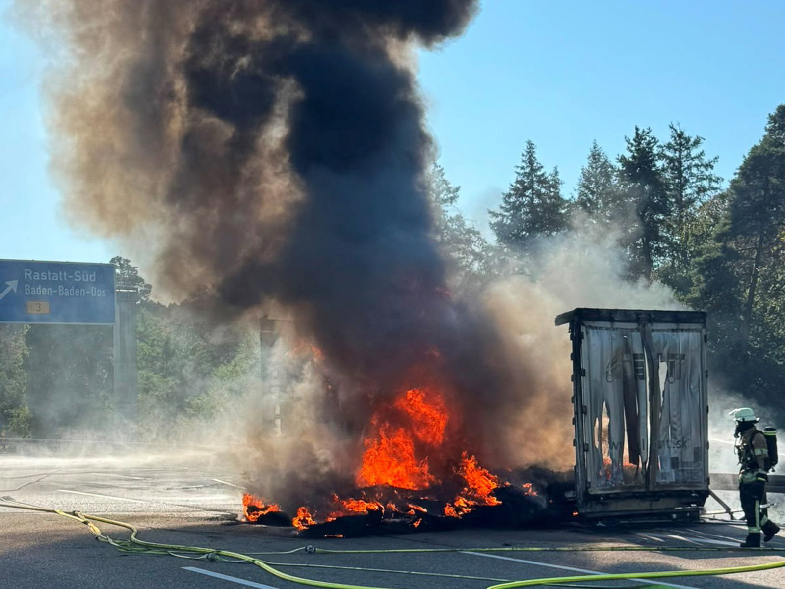 Die A5 war zunächst komplett gesperrt, Feuerwehr und Polizei waren im Einsatz.