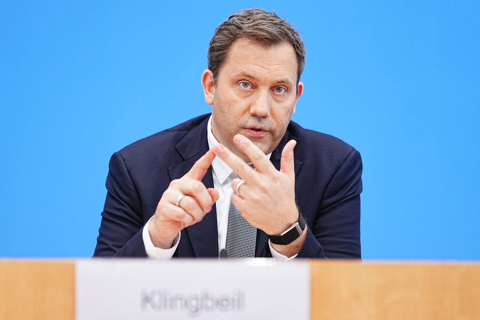Finanzminister Klingbeil (SPD) fehlen in den kommenden Jahren Milliarden. (Archivbild)