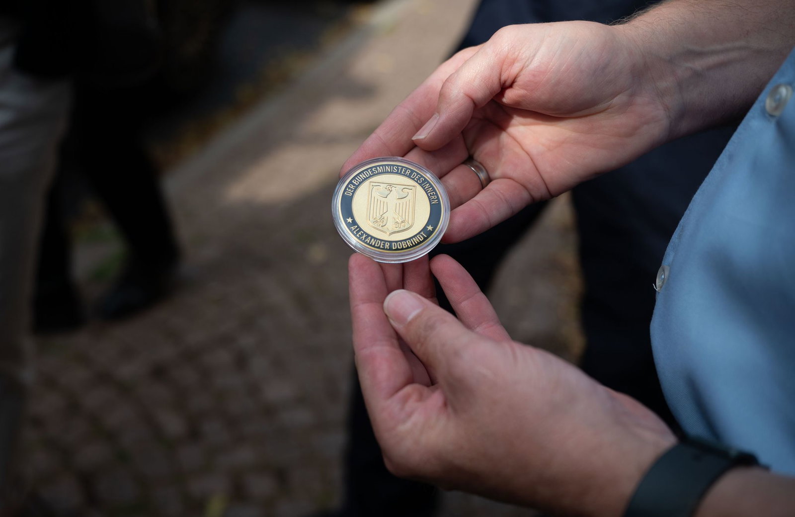 Am ersten Tag seiner Sommertour durch Thüringen und Hessen verteilt Dobrindt mehrere «Coins».
