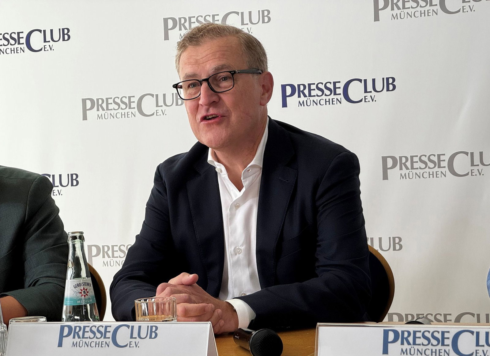 Jan-Christian Dreesen und der FC Bayern verlängern die Zusammenarbeit. (Archivbild)