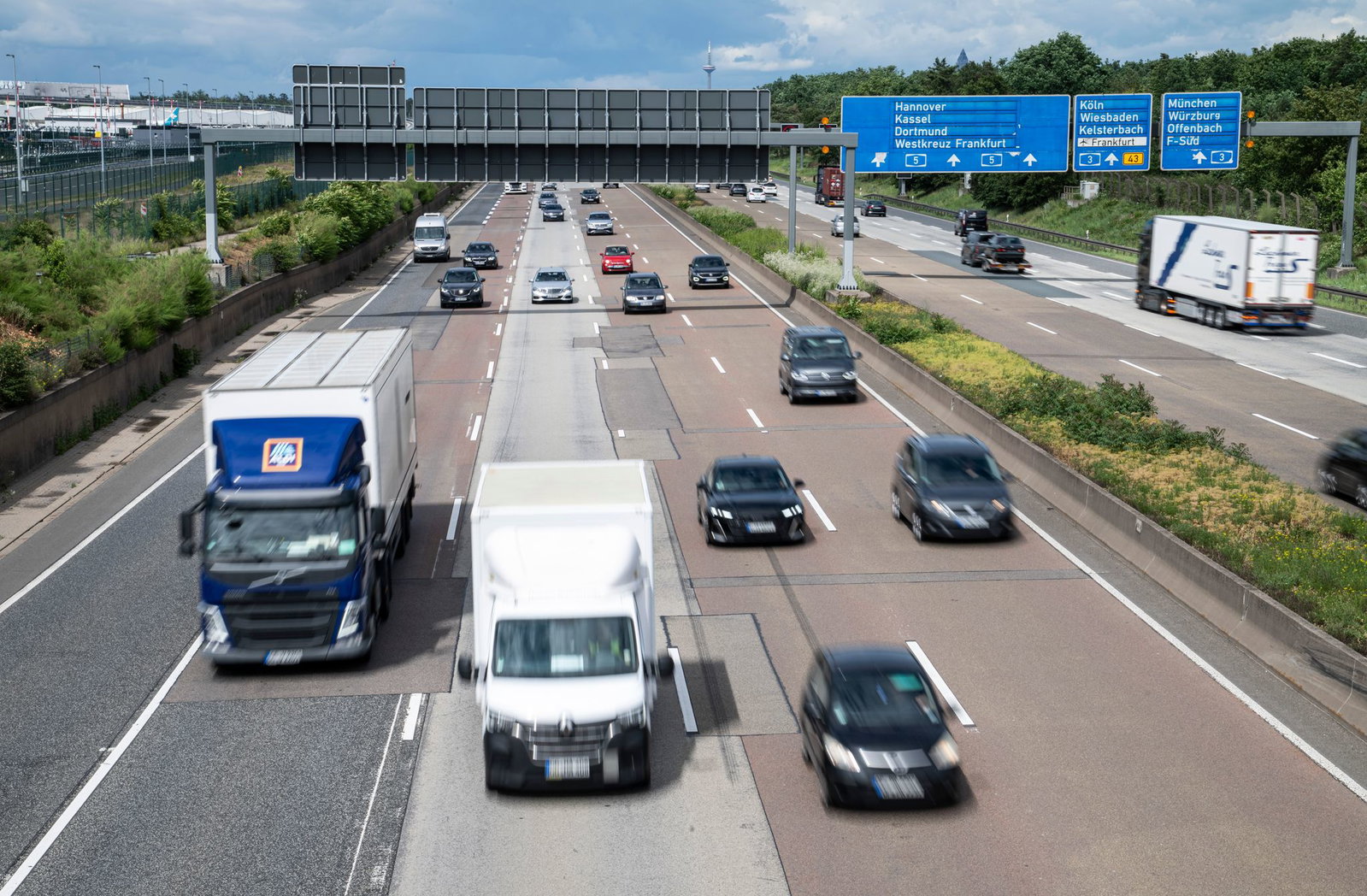 Baden-Württemberg will Lkw-Sonntagsfahrverbot aussetzen. (Symbolbild)